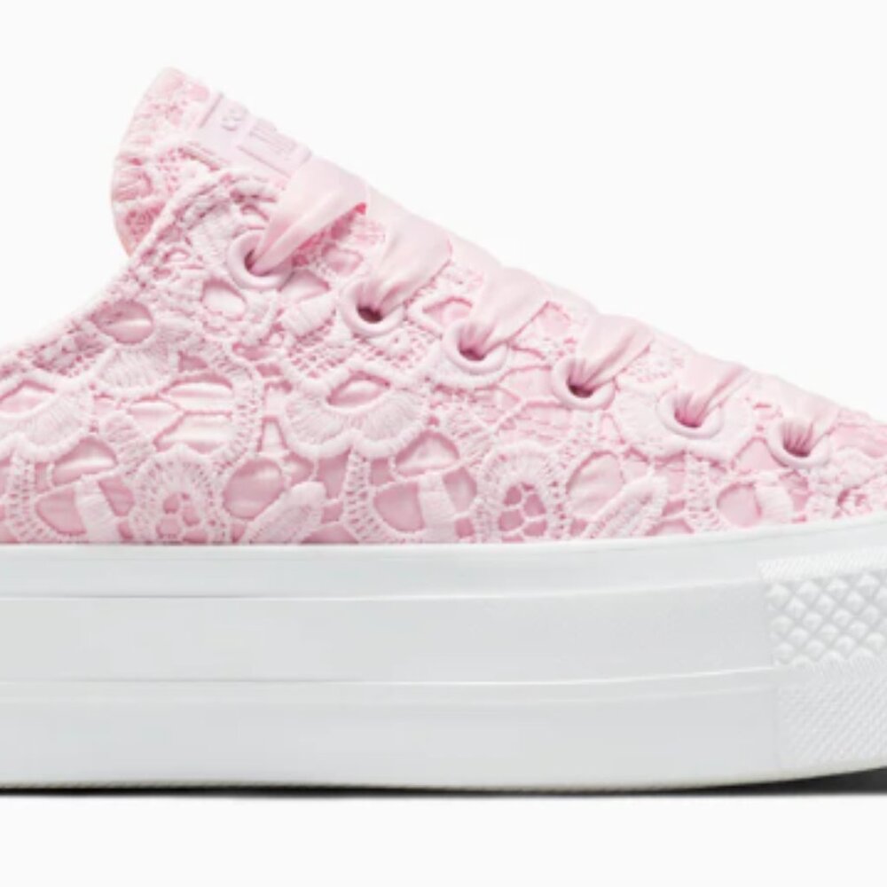 NIB.  Converse - Women's Chuck Taylor All Star Lace Low Top Shoes Pink. Size 8.5